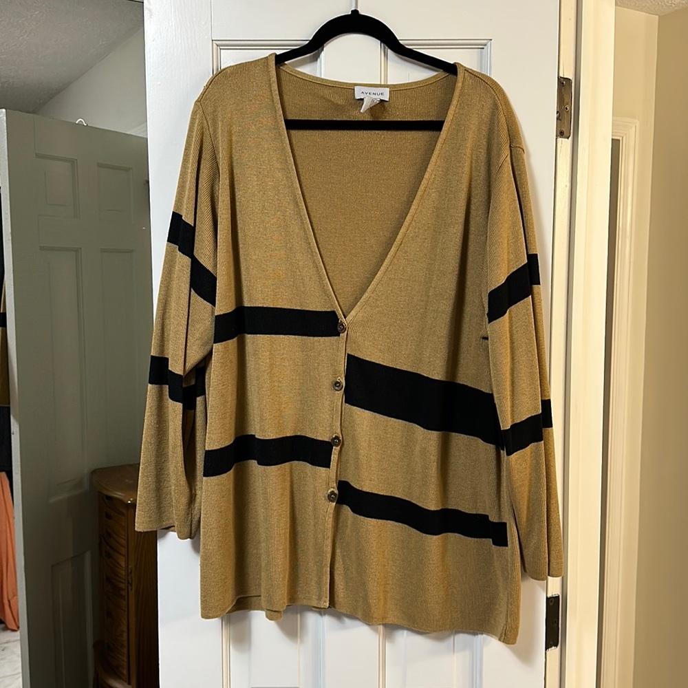 Size 22/24 Avenue button up cardigan